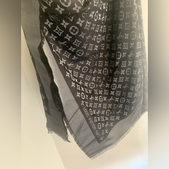 LOUIS VUITTON Monogram Shine Shawl - Black/Silver - NWoT! - Picture 10 of 12